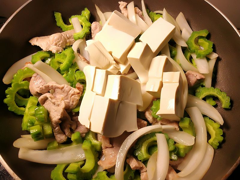 豆腐をフライパンに追加