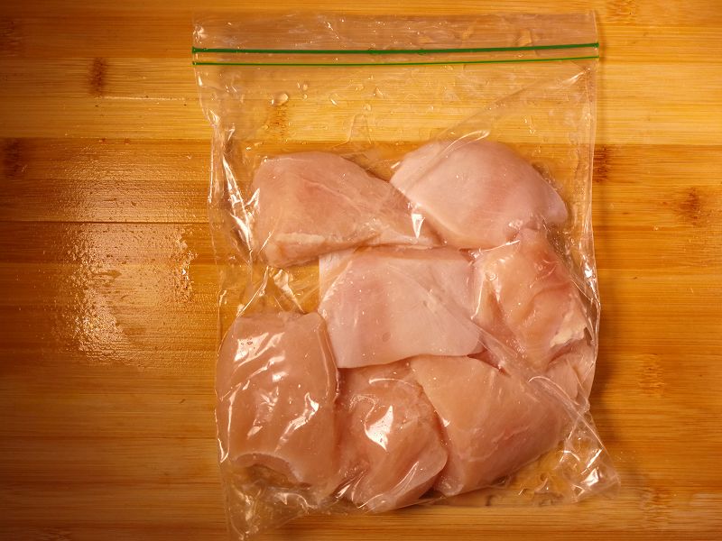 袋に入れた状態の鶏むね肉