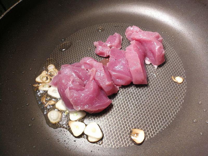 豚ヒレ肉を炒める