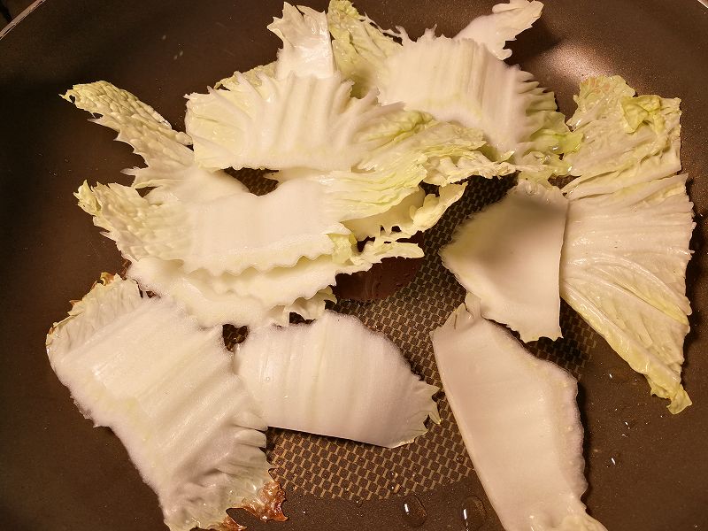 白菜の根本から炒める